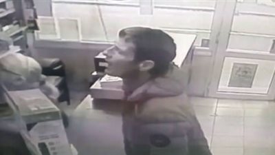 عجوز تواجه لصا بشجاعة غير متوقعة (فيديو وصور)