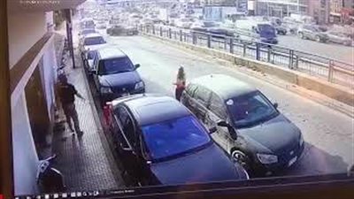 حادث تصادم مروع بين أكثر من سيارة (فيديو)