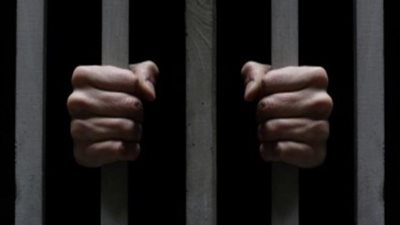 حبس مأمور جمرك بمطار القاهرة واثنين آخرين بتهمة الرشوة