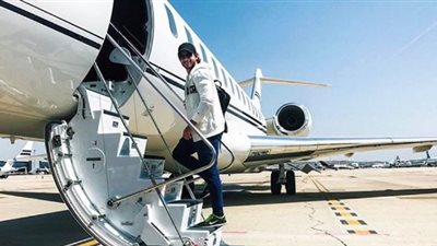 شريف فايد ينشر صورة له على سلم الطائرة