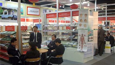 السفير العمانى بألمانيا يزور الجناح المصرى بمعرض فرانكفورت للكتاب