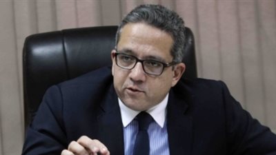 وزير الآثار يكشف حقيقة اكتشاف توابيت 