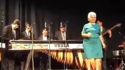 بالفيديو.. امرأة عجوز تشعل المسرح برقصها