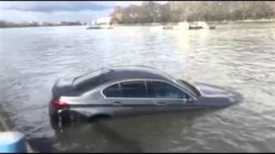 بالفيديو.. لحظة غرق سيارة «BMW» في نهر «التايمز»