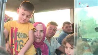 نازحون أكراد يصعدون الجبال هربا من القصف التركي (فيديو)