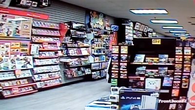 لص غبي يستخدم كيسا شفافا لإخفاء وجهه عن كاميرات المراقبة (فيديو)