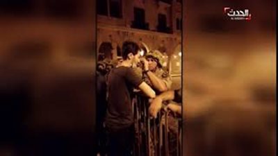 جندي بالجيش اللبناني يضمد جروح متظاهر في وسط بيروت (فيديو)