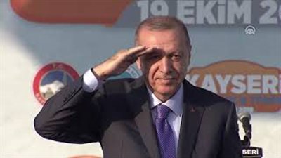 أردوغان يؤدي التحية العسكرية لجنوده في سوريا 
