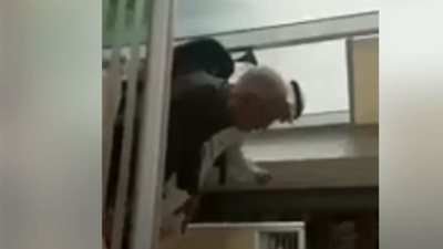 أحمد مكي ينشر فيديو لوالده الراحل أثناء ترديده دعاء