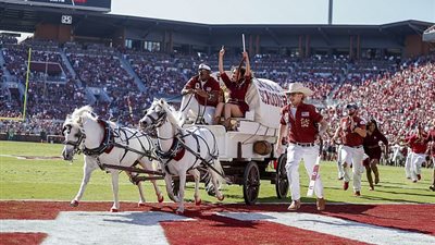 موقف محرج لفرقة تشجيع كرة قدم (فيديو وصور)