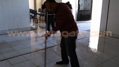 بالصور.. مدير «صحة العمراوي» يقود حملة نظافة وتطهير داخل المركز