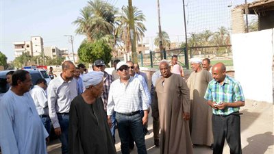 محافظ الأقصر يتفقد مدينة الزينية ويستمع لشكاوى المواطنين (صور)