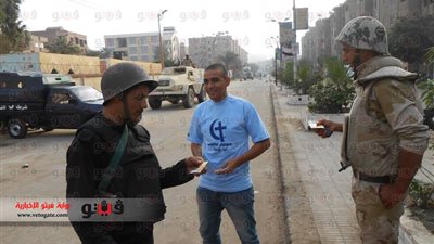 بالصور.. شباب مسيحيون يشاركون المسلمين احتفالات العيد ببنى سويف