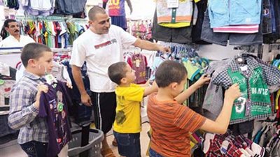 تراجع الإقبال على شراء ملابس العيد بسبب الأسعار