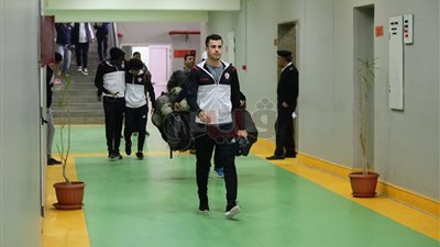 حافلة الزمالك تصل بتروسبورت استعدادا للقاء المقاولون