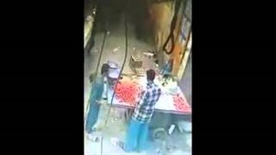 بالفيديو.. كاميرات المراقبة ترصد لصًا يسرق دراجة بخارية بالشرقية