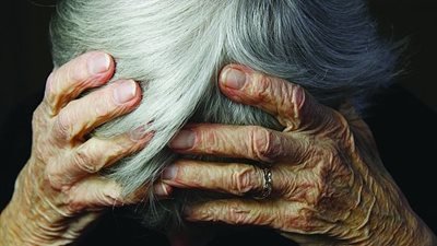 «حكايات صعبة مع مرضى ألزهايمر».. أب ينسى الإبلاغ عن وفاة نجله حتى تعفنت جثته.. مريض يحاول الانتحار من نافذة بالإسكندرية.. سيدة تفقد والدها في المترو.. ونسيان عمر الشريف أعماله الأبرز