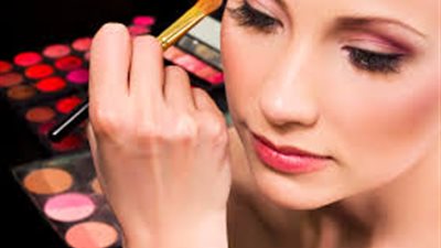 فن دمج ألوان «ظلال العيون» مع أحمر الخدود والشفاة