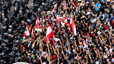 واللا: سقوط حكومة لبنان لن يمنح المحتجين ما يريدون