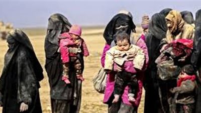 قوات أمريكية تنقل زوجات عناصر 