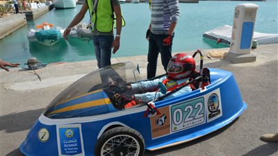 محافظ البحر الأحمر يطلق إشارة البدء في سباق السيارات الكهربائية