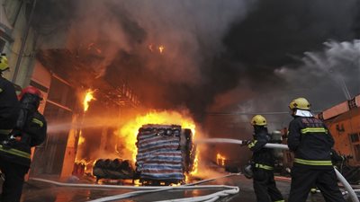 الحماية المدنية تسيطر على حريق بمحل قطع غيار سيارات في العمرانية