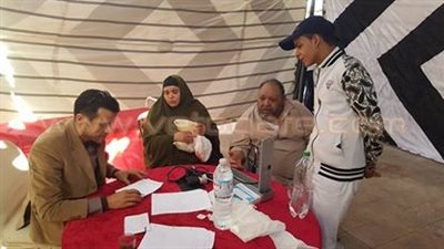 بالصور.. قافلة طبية بالشرقية توقع الكشف على 500 حالة