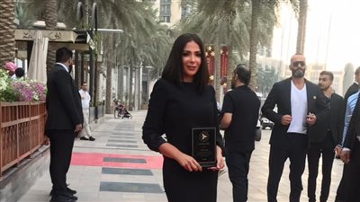 منى زكي أول فنانة مصرية في ممر مشاهير دبي (صور)