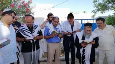 حاخام يصلي في جربة التونسية: الإخوان الأقرب لليهود (فيديو وصور)