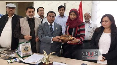 بالصور.. موظفة بـ«تجارية الإسكندرية» تحتوي أزمة مع وفد باكستاني