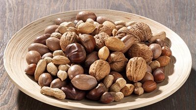 دراسة: تناول المكسرات يحارب مرض 