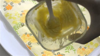 «النشا وخل التفاح وقشر الموز» أفضل البدائل الطبيعة لفرد الشعر