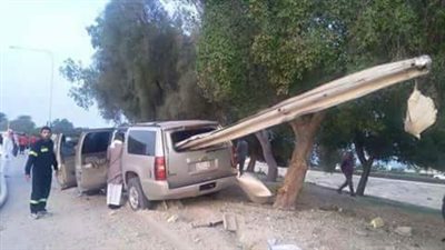 بالصور.. تحطم سيارة شيفرولية بعد اصطدامها بشكل غريب