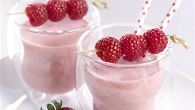 طريقة إعداد مشروب الزبادي بالفروالة