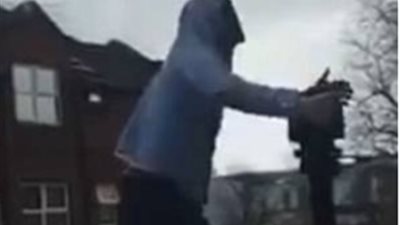 رجل يحطم كاميرا محطة حافلات وسيارة ويشتبك مع امرأة (فيديو وصور)