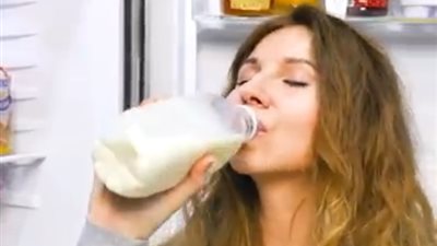 ٦ طرق لتجنب فساد الطعام بالثلاجة (فيديو)