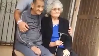 شاهد ما فعلته مواقف مضحكة في شاب يطلب يد حبيبته (فيديو)