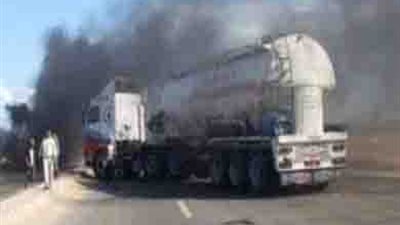 إخماد حريق سيارة مواد بترولية بالطريق الإقليمي وإعادة الحركة المرورية