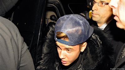 جستن بيبر ينجو من لكمة وجهها له أورلاندو بلوم!