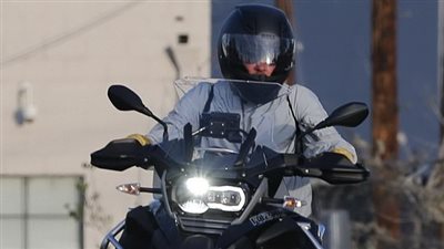 بالصور.. براد بيت يقود دراجة نارية بشوارع لوس أنجلوس باحترافية