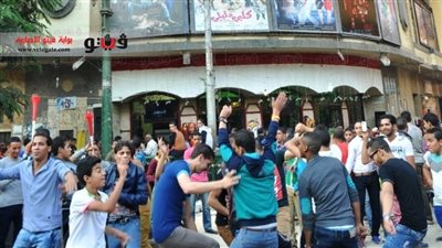 بالفيديو والصور.. شباب يرقصون أمام السينما على أنغام المهرجانات الشعبية