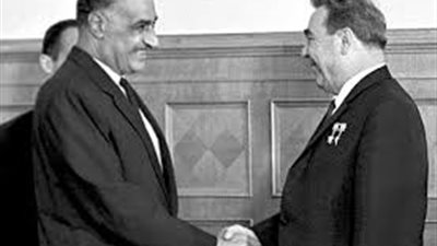 عبد الناصر يوافق على مبادرة روجرز.. والسادات يعترض