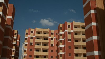 إخلاء عمارة الصداقة بأسوان من واضعى اليد