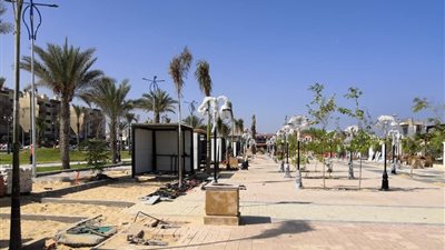 10 صور ترصد تنفيذ أول شارع سياحي للمشاة في بورسعيد