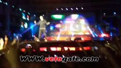 بالفيديو.. عمرو دياب يبدأ بـ«الليلة» و«عندي سؤال» والجمهور يطلق الألعاب النارية