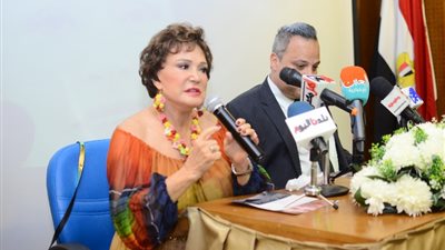 تامر عبد المنعم يكرم لبلبة بندوة قصر السينما (صور)