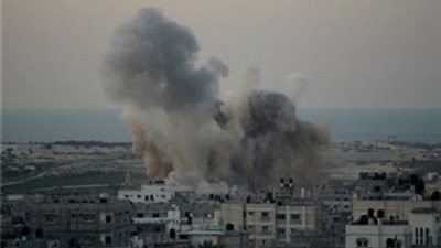 استشهاد طفل فلسطيني وإصابة شقيقيه في غارات لطائرات الاحتلال على غزة