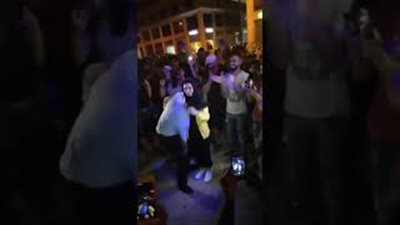 شاب يطلب يد فتاة للزواج وسط المتظاهرين في لبنان (فيديو)