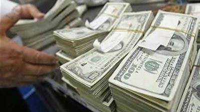 الدولار يستقر قرب أعلى مستوى في 10 أشهر