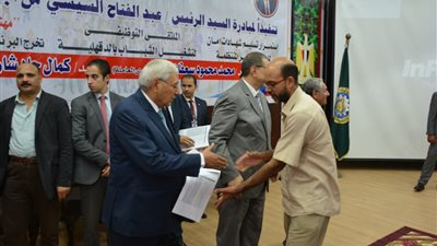 تسليم 12 شهادة لخريجي الوحدة المتنقلة في الدقهلية